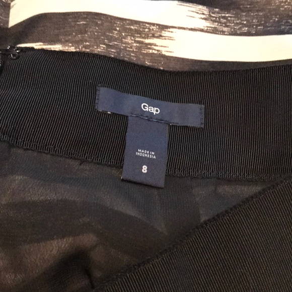 Gap Mini Skirt with POCKETS! - Picture 3 of 5